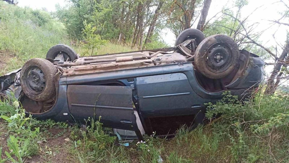 "Логан" вылетел в кювет и перевернулся. Пожилой водитель в больнице