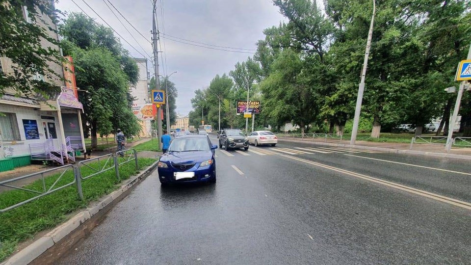 У сквера в Заводском районе "Мазда" сбила пешехода