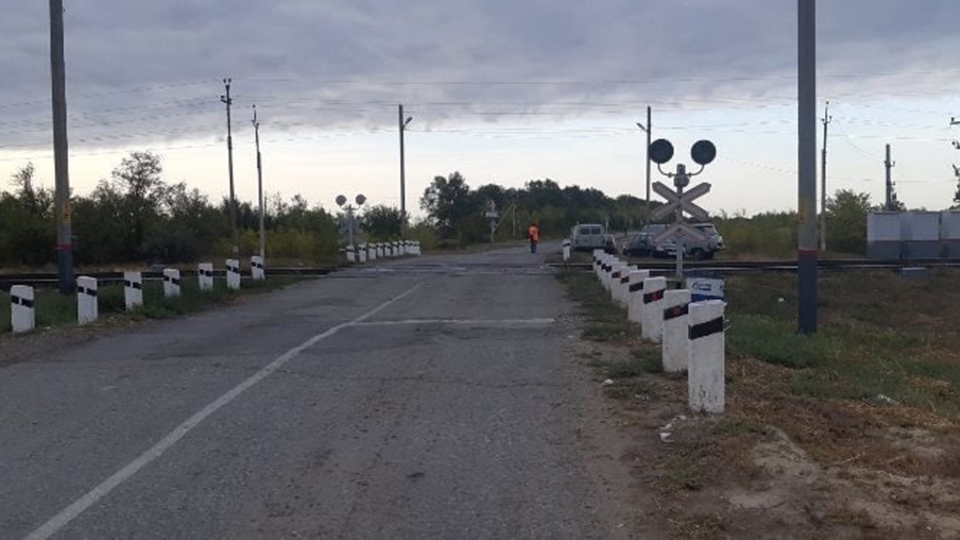 На саратовском переезде столкнулись поезд и легковушка
