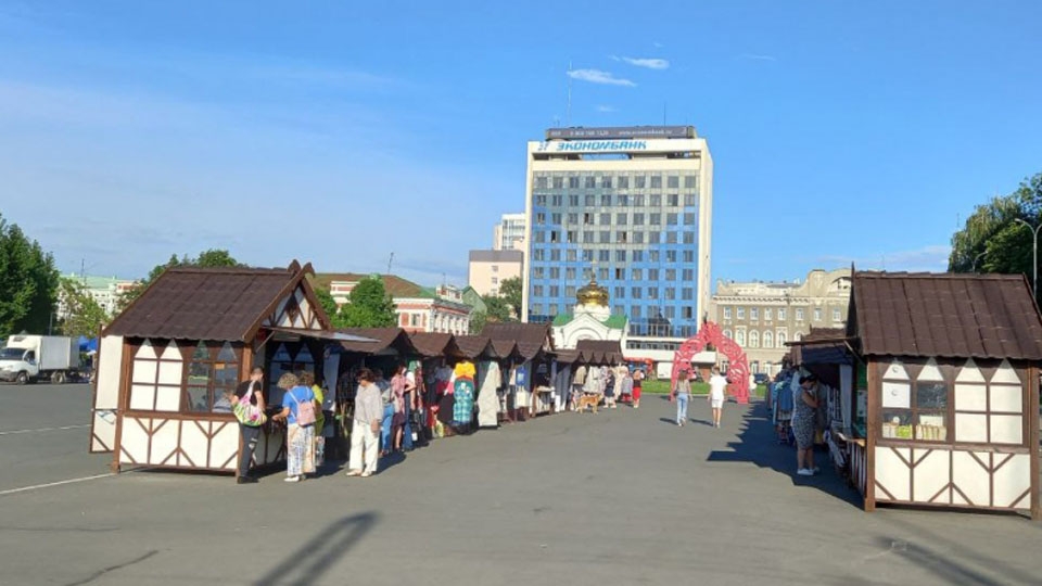 На Театральной площади закрепляется почти постоянная торговля