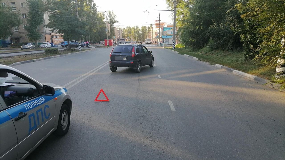 В Балакове шестилетний мальчик переходил дорогу один и попал под машину