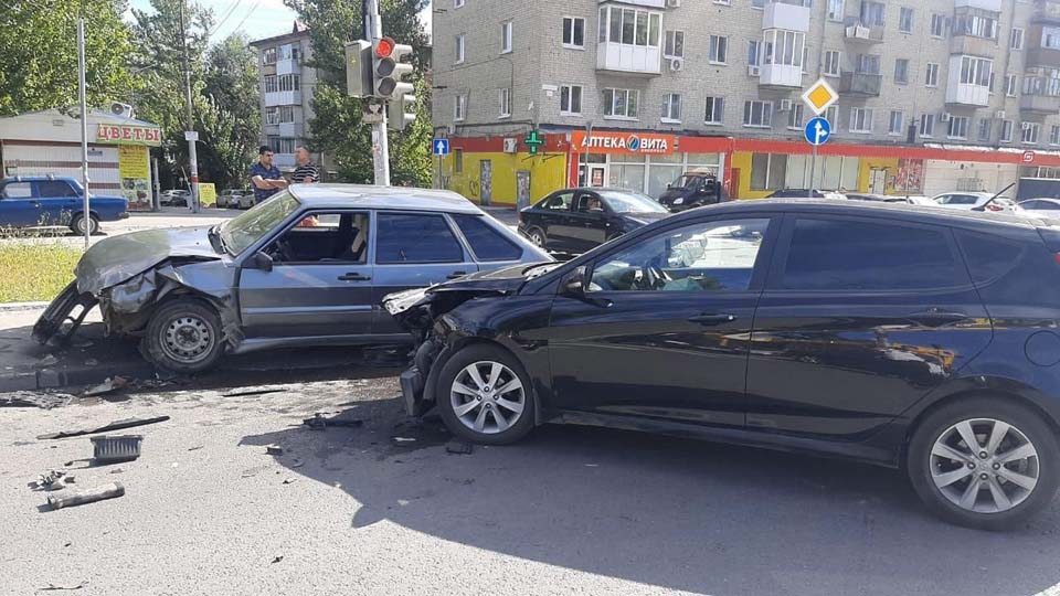 В Саратове не разъехались "14-я" и "Солярис". Один из водителей в больнице