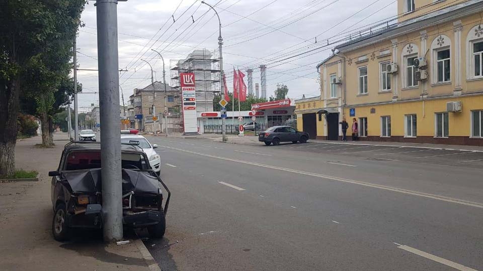 "Семерка" врезалась в столб на Чернышевского. Водитель и пассажирка в больнице