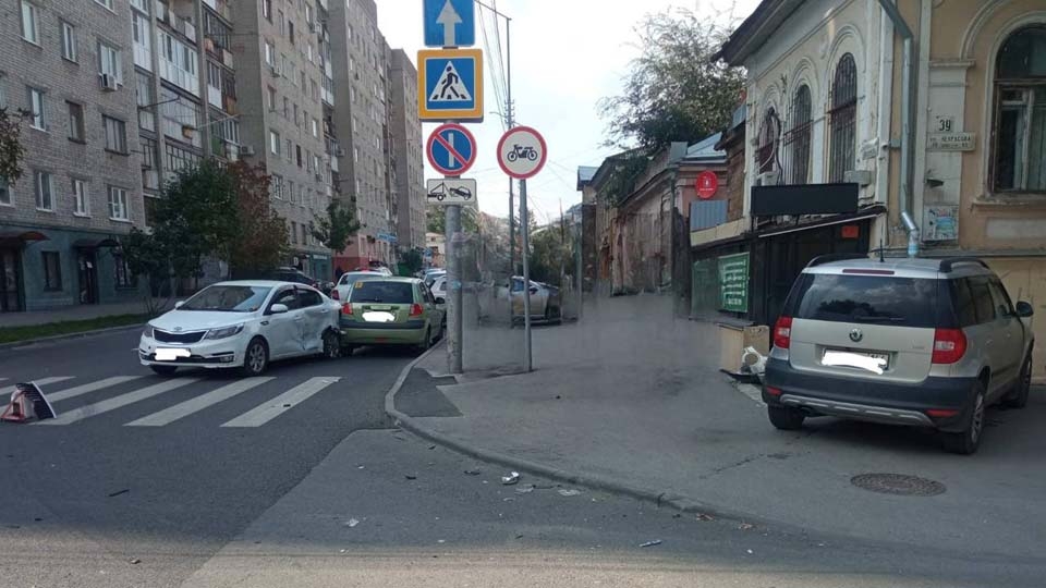 На перекрестке в центре Саратова не разъехались три авто