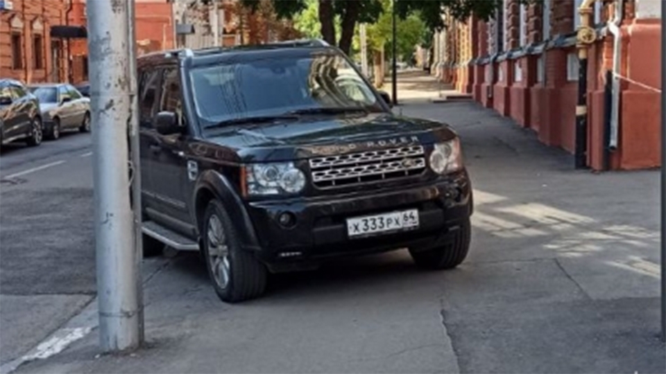 За парковку "Land Rover" у здания суда водителя оштрафовали на тысячу рублей