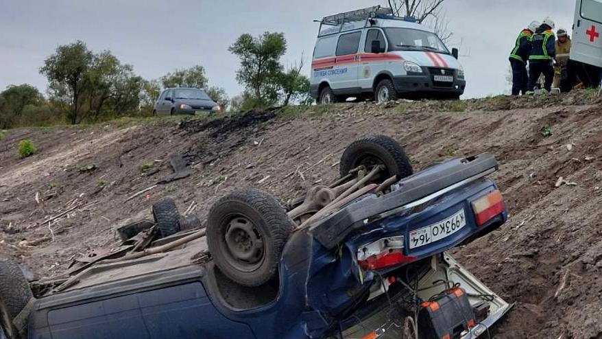 Спасатели извлекали пострадавшего водителя из перевернувшейся "семерки"