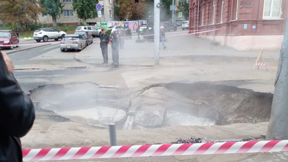 В центре Саратова на двое суток перекрыли движение и отменили троллейбусы