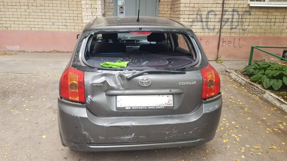 Пожилой водитель "Тойоты" задним ходом сбил мужчину и помял его автомобиль