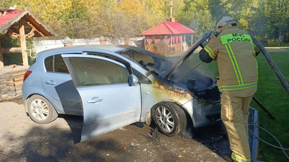 В Вязовке тушили загоревшийся "Опель"