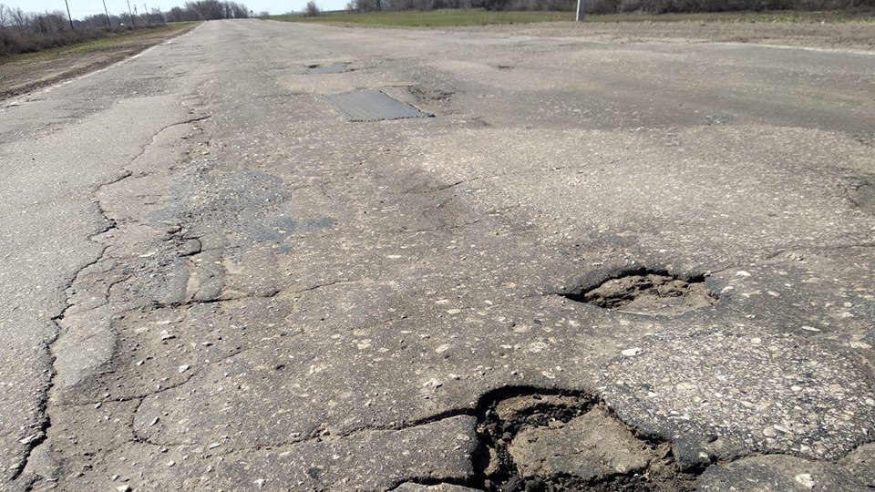 В Саратовской области срываются сроки ремонта сельских дорог