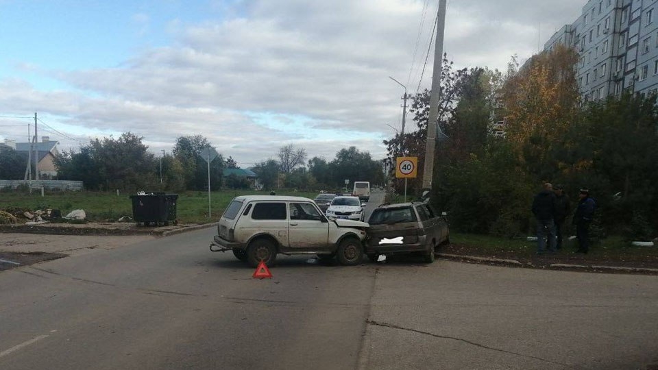 Водитель "11-й" попал в больницу после столкновения с "Нивой"