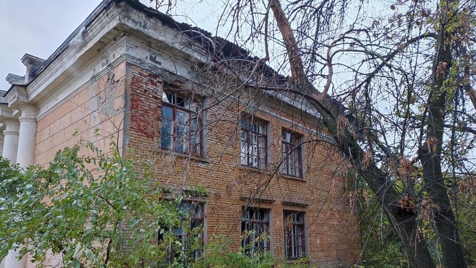 Пять пожарных расчетов тушили мусор в заброшенной двухэтажке