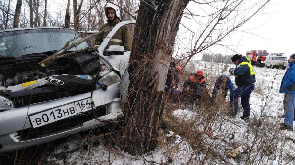 "Калина" съехала в кювет и "затормозила" о дерево. Есть пострадавшие