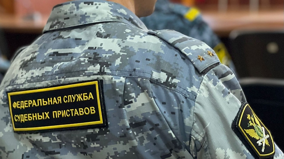 Не плативший алименты саратовец спрятался от приставов в диване