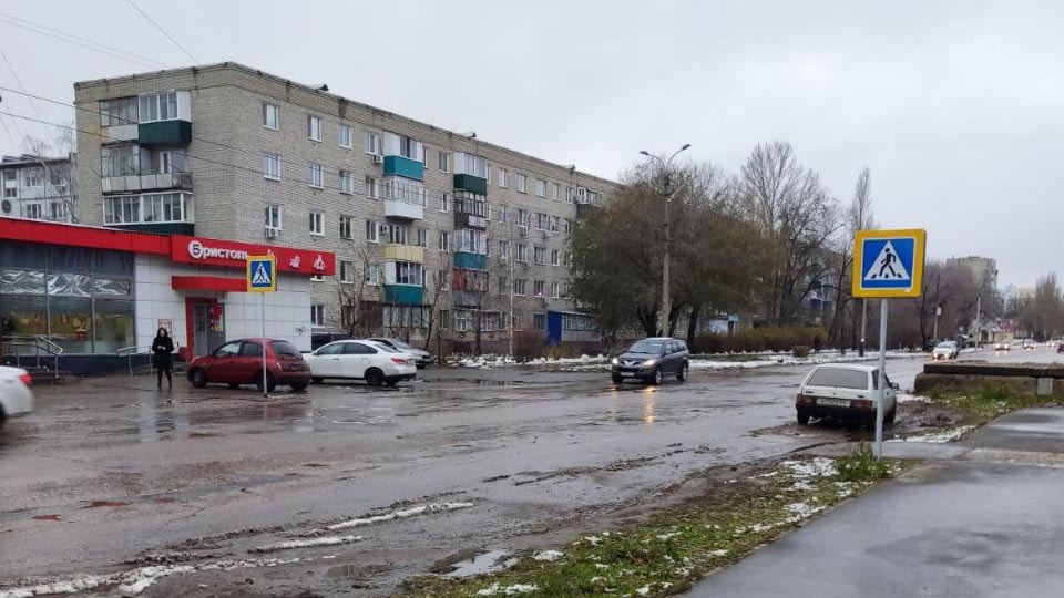 В Балакове машина сбила на переходе двух девочек. Водитель скрылся