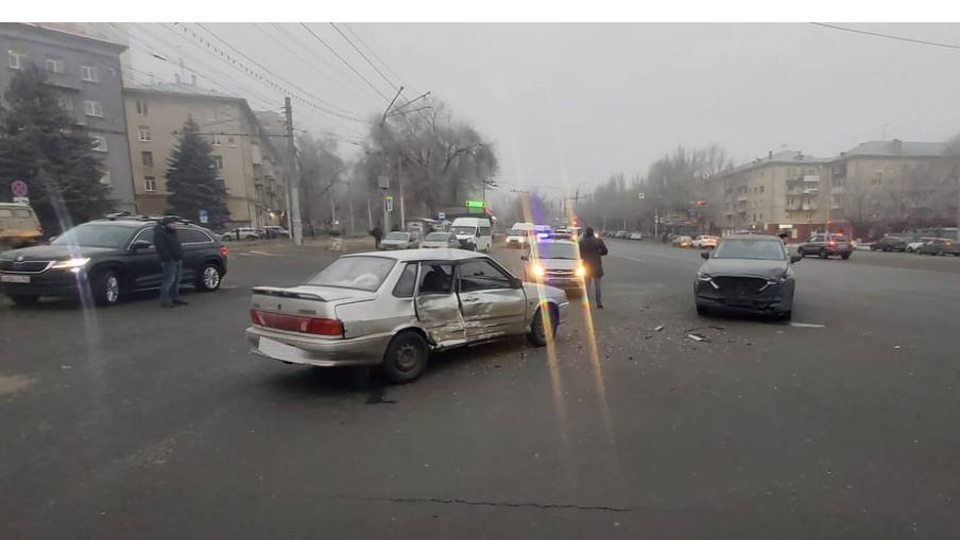 В Ленинском районе столкнулись "Мазда" и "15-я". Пострадали маленькие дети
