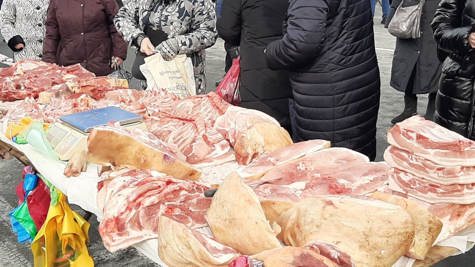 Саратовцев приглашают на Театральную площадь за мясом и соленьями