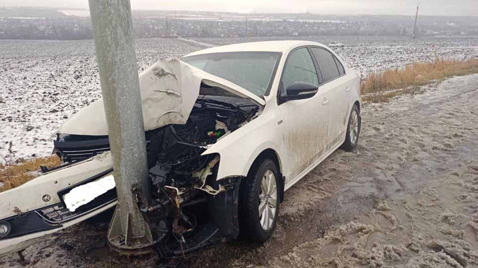В Солнечном-2 водитель "Джетты" затормозил в столб