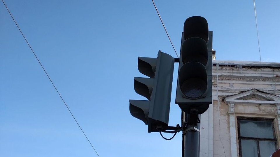 На перекрестке в центре Саратова отключили светофор