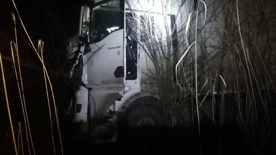 На саратовской трассе фура оказалась в кювете. Водитель погиб