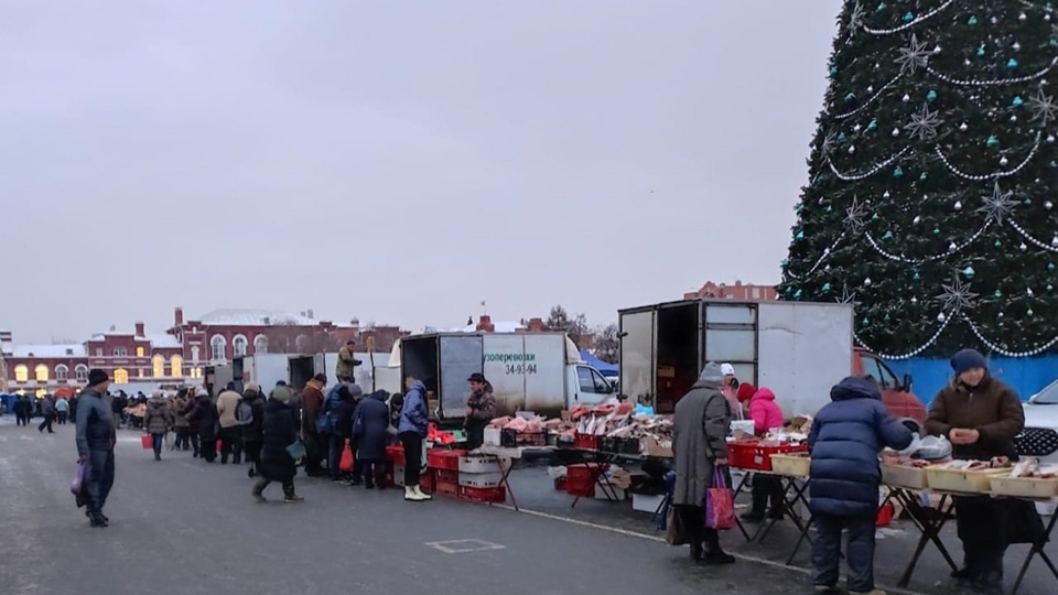 Праздничная ярмарка на Театральной площади будет работать ежедневно до позднего вечера