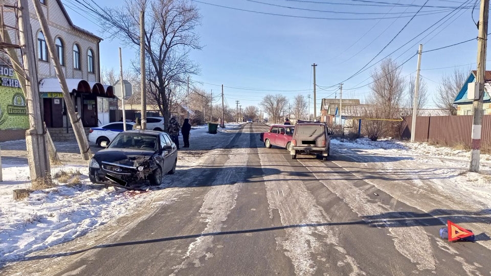 Дорогу не поделили три отечественных авто. Есть пострадавший