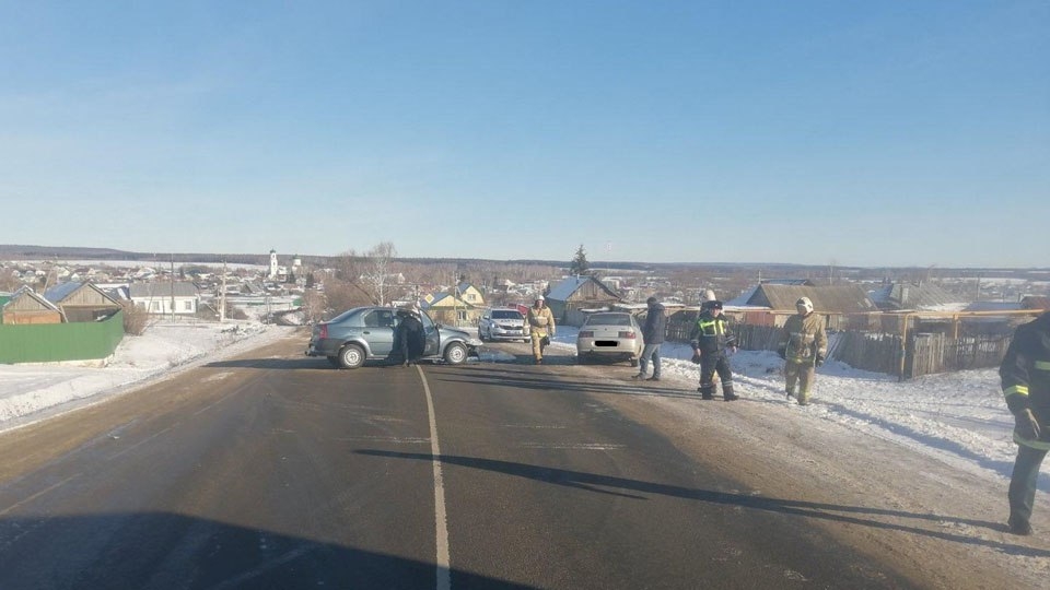 На саратовской трассе столкнулись "десятка" и "Логан". Есть пострадавшие