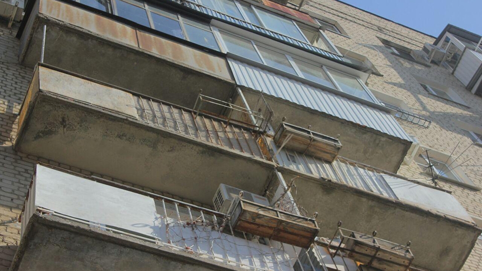 В Балакове 84-летняя женщина погибла при падении с четвертого этажа