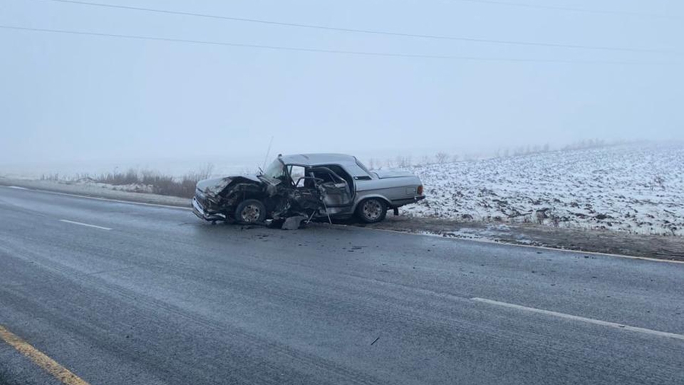 Под Саратовом не разъехались фура и "Волга". Оба водителя в больнице