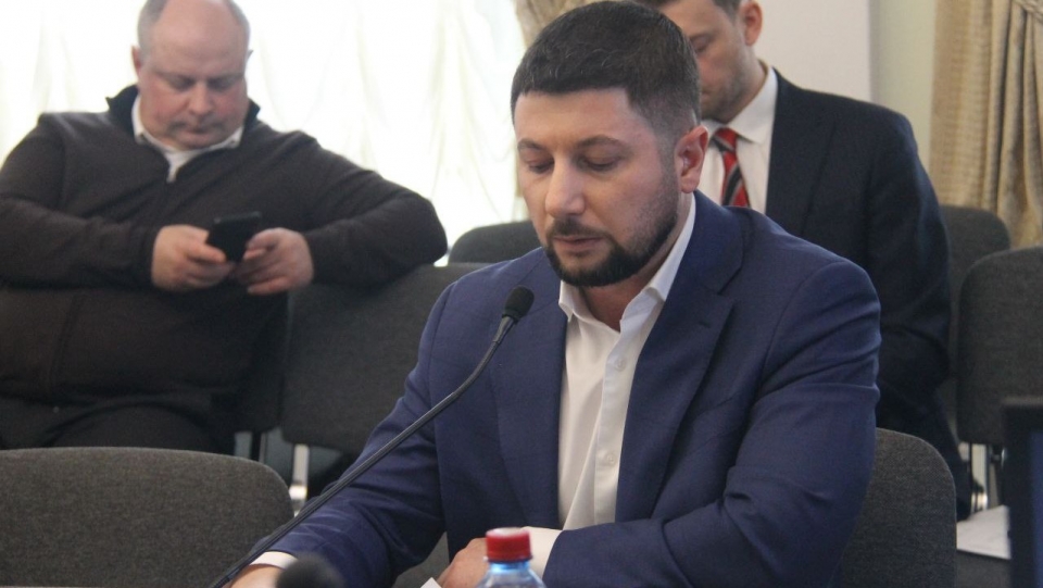 Чиновник о мешающих проезду машинах с рекламой: "Бороться с такими сложно"