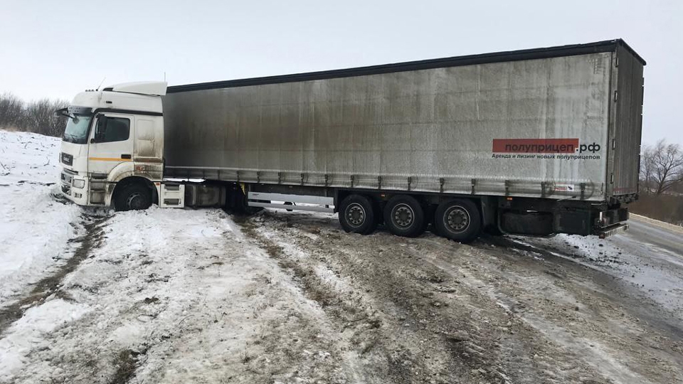 Саратовские полицейские помогли съехавшей с трассы московской фуре