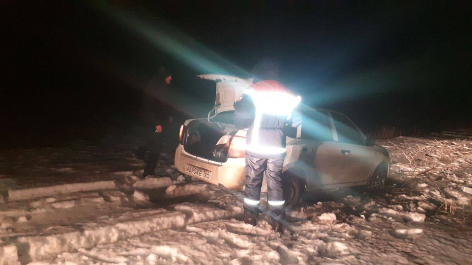 В поле под Аркадаком на автомобиле застрял человек. Ему помогли спасатели
