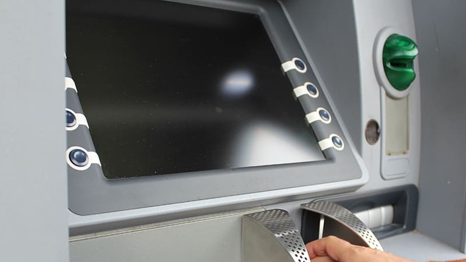 Сфотографировал QR-код на экране банкомата. Житель Энгельса потерял 1,8 млн рублей