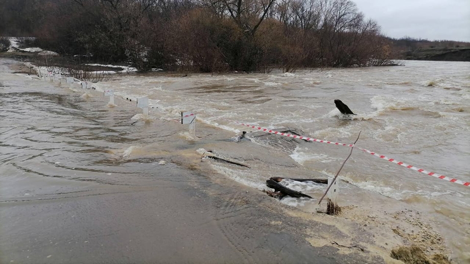 Большая вода. В регионе все еще затоплены десяток мостов и три автодороги