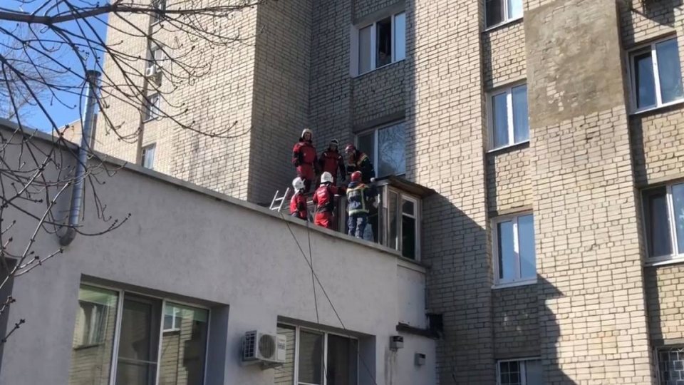 Пьяный саратовец выпал из окна пятого этажа на крышу поликлиники