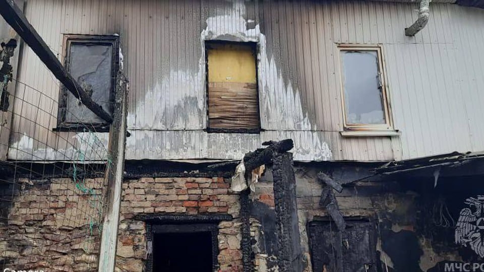 Ночью из-за короткого замыкания сгорела пристройка жилого дома