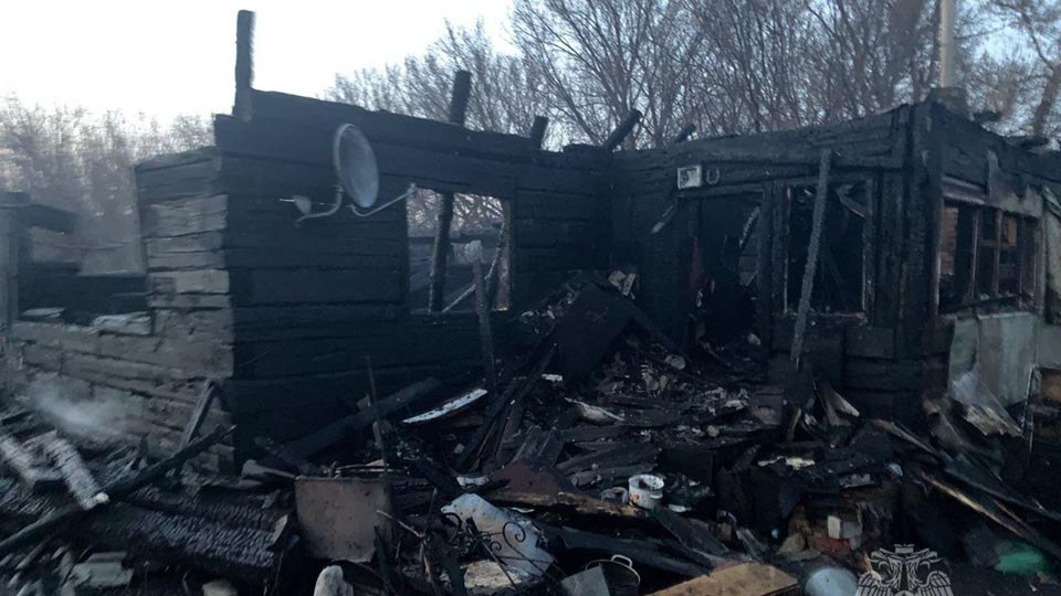 В Саратове три пожарных расчета тушили деревянный дом