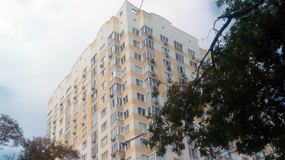 В Саратове на Шелковичной мужчина упал с 10-го этажа и разбился