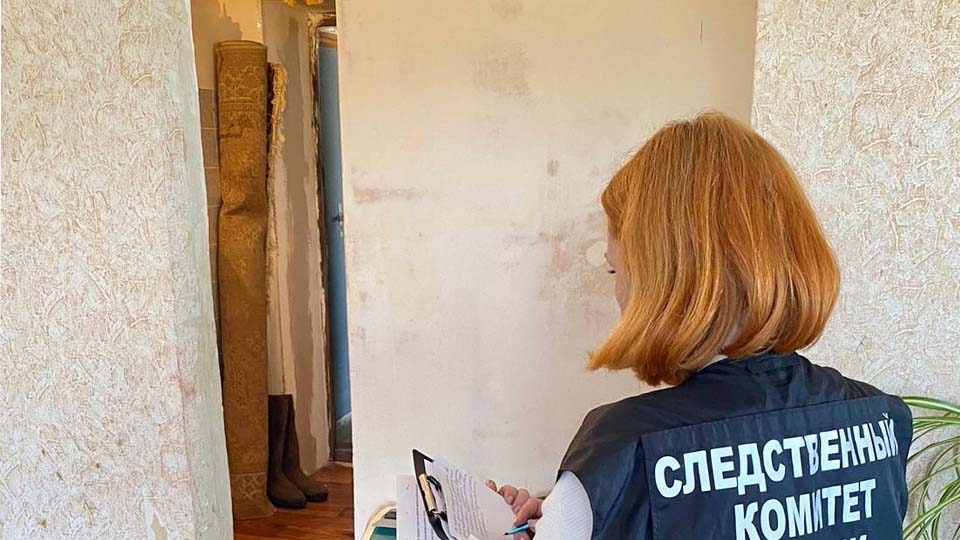 Соседи нашли труп неизвестной израненной женщины