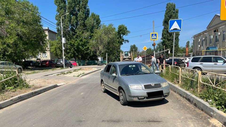 В Ленинском районе "Шкода" сбила молодую женщину на переходе
