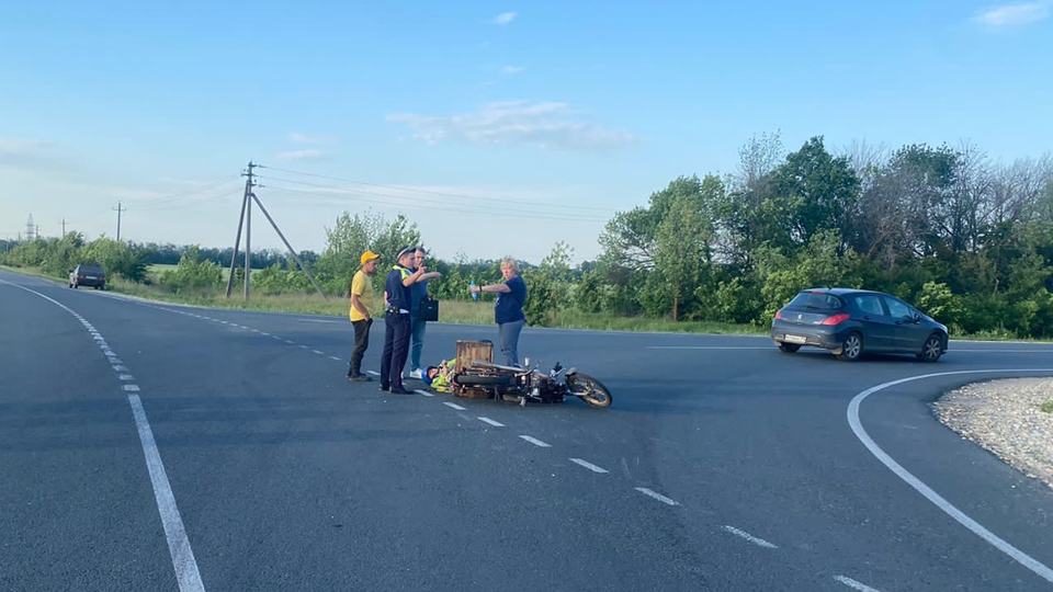 На саратовской трассе пострадала 71-летняя мопедистка