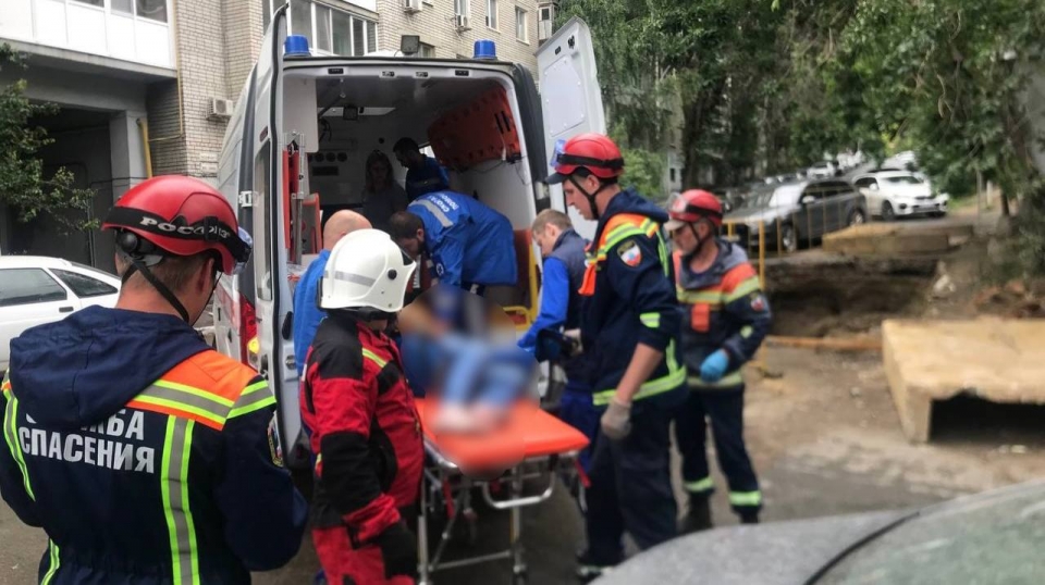 В центре Саратова мужчина рухнул с четвертого этажа на козырек магазина
