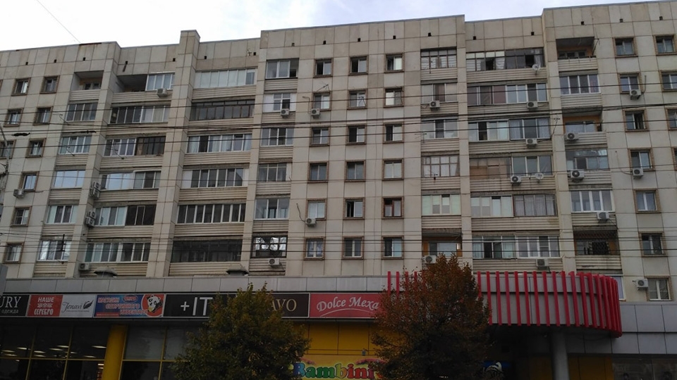 В центре Саратова при падении с высоты погиб мужчина