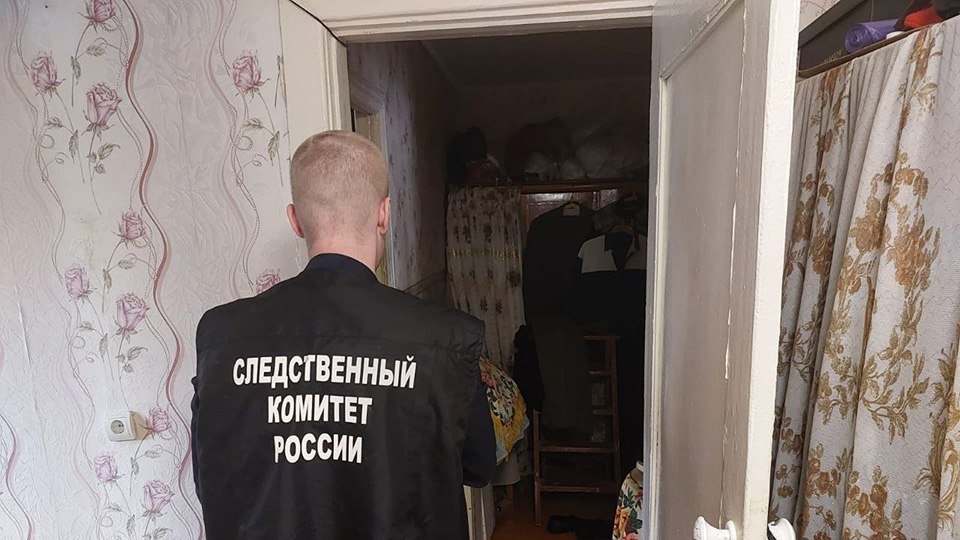 В квартире на Саратовской нашли труп со множественными повреждениями