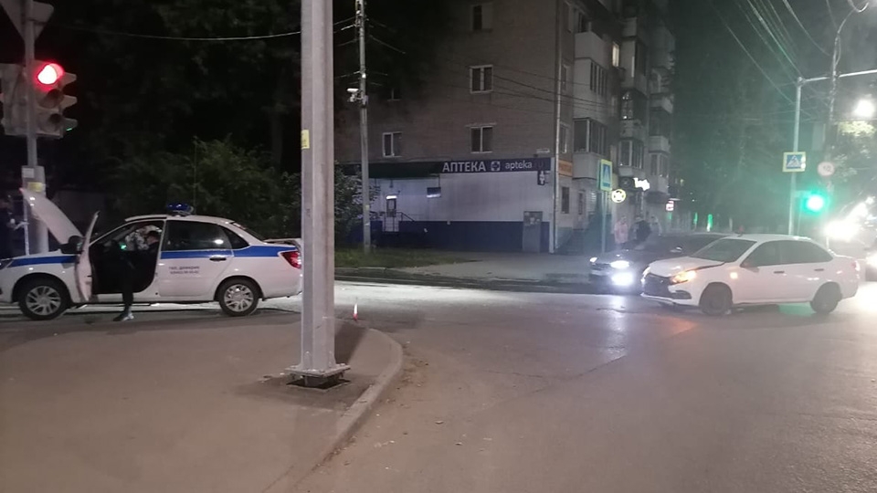 В Саратове полицейская машина не поделила перекресток с "Грантой"