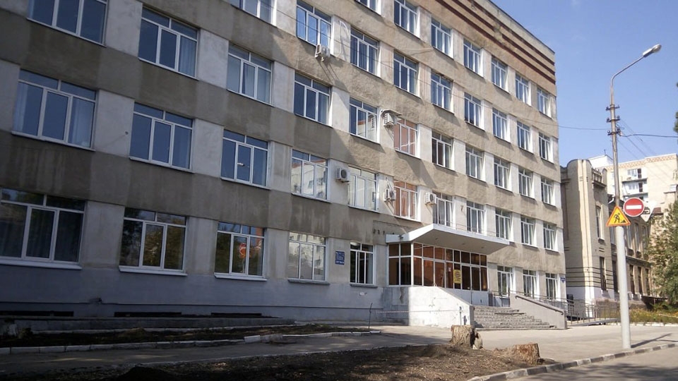 Неизвестный прострелил два окна корпуса СГУ. Комментарий полиции