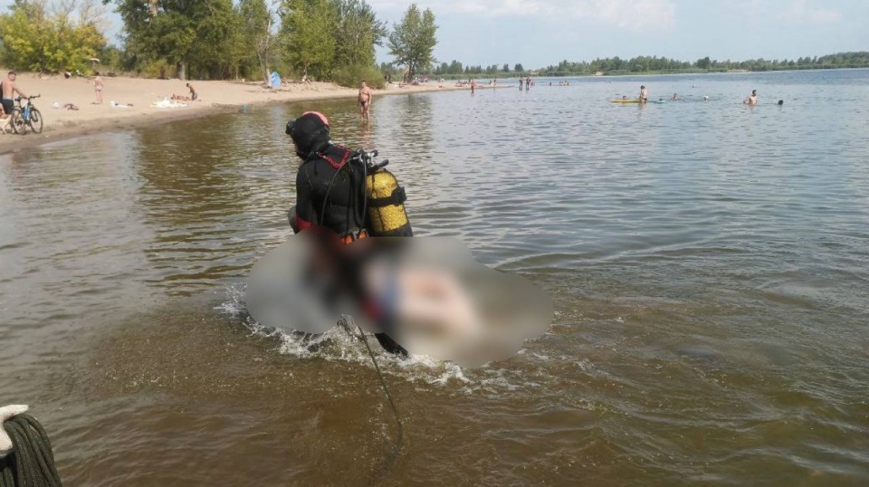 На городском пляже в Саратове утонул мужчина. Его тело нашли водолазы