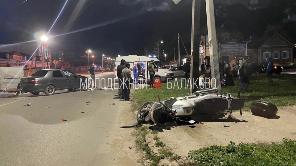 В Балакове байкер не уступил дорогу авто и отправился к хирургам