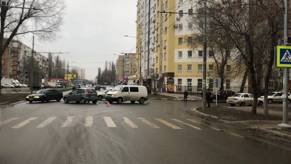 В столкновении "Фольксвагена" с "Калиной" пострадал пожилой мужчина