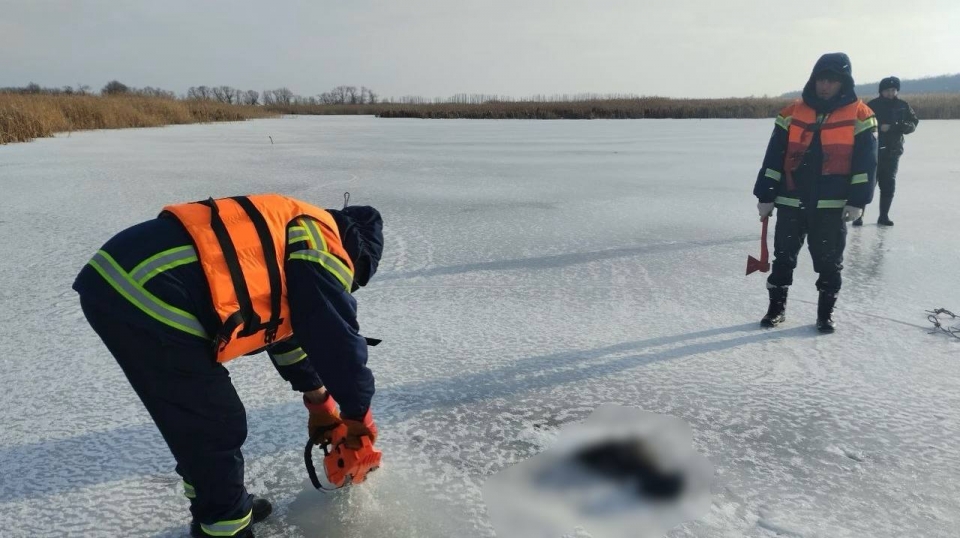 Спасатели вырубили изо льда тело 85-летнего саратовца